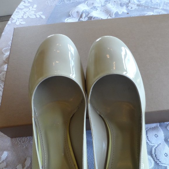 New Burberry Light Green Patent Leather Heeled Pumps Size 36.5 M - Picture 9 of 15